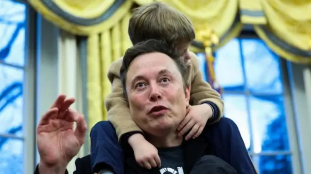 आफ्ना एक छोराका साथ इलोन मस्क