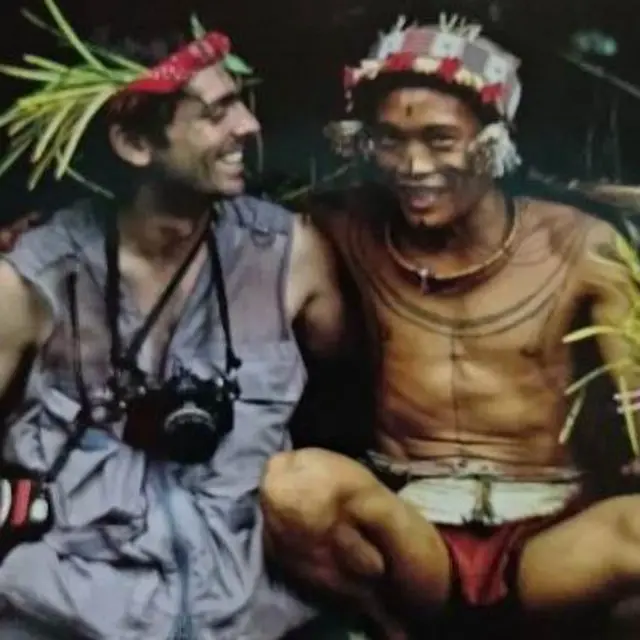 C﻿harles Lindsay berfoto dengan Aman Laulau Manai.