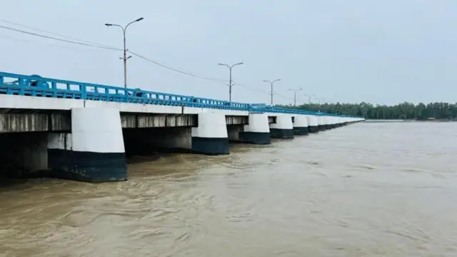 বর্ষাকালে ভারত পানি ছাড়লে আকস্মিক বন্যা ও ভাঙন দেখা দেয়া তিস্তা পাড়ে