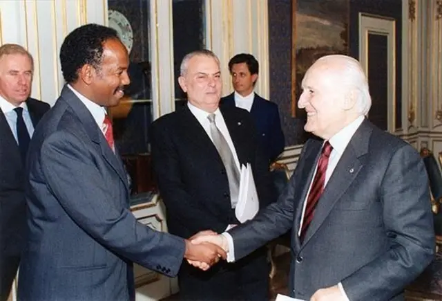ሚኒስተር ጉዳያት ወጻኢ ኤርትራ ዝነበረ ጴጥሮስ ሰለሙን፡ ኣብ 1995 ኣብ ሮማ ምስ ፕረዚደንት ኢጣልያ እናተራኸበ