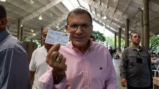 Roy Barreras, al votar este domingo 8 de marzo.