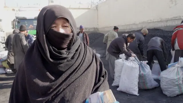 ظاهره ملازم یک مکتب و نانآور خانوادهای نهنفری ۵۷۰۰ معاش دارد وتنها توان خرید نیم تُن زغال را دارد