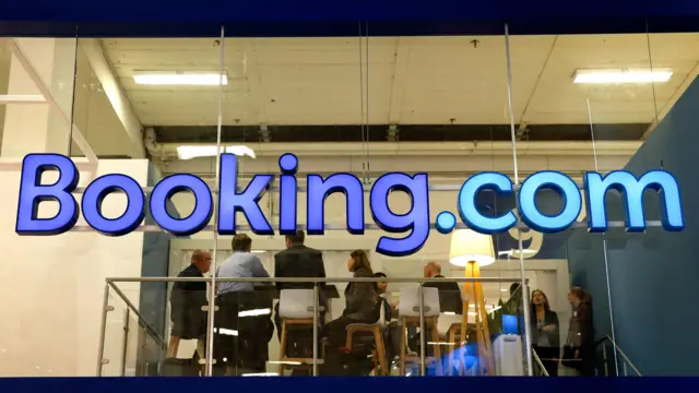 德国柏林一场旅游业展会上Booking.com展区的企业标志（资料图片）