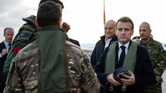 Macron com militares em Chipre