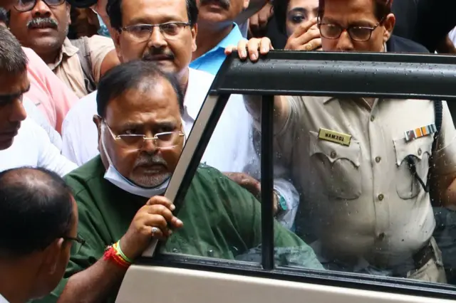 শিক্ষক নিয়োগ দুর্নীতিতে অভিযুক্ত হয়ে এখন জেলে আছেন প্রাক্তণ শিক্ষামন্ত্রী পার্থ চ্যাটার্জী।