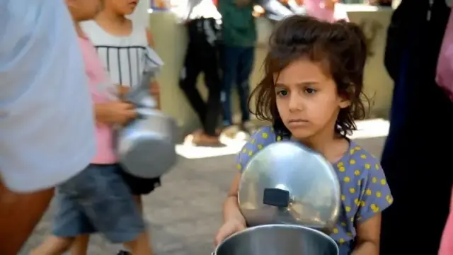 کودکی با ظرف خالی غذا