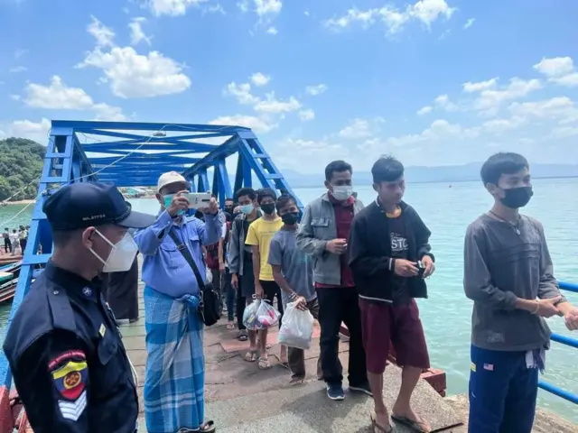 တရားမဝင် နယ်စပ်ဖြတ်ကျော်မှုနဲ့ အနည်းဆုံး ထောင်ဒဏ် ၃လကနေ ၆လအထိကို ထိန်းသိမ်းရေးစခန်းတွေမှာ ထိန်းသိမ်းထားတာမျိုးရှိပါတယ်။ 