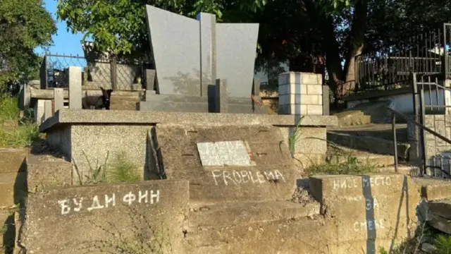 Na groblju u malom Mokrom Lugu postoje ožalošćene dočekuju različite poruke, koje takođe mogu izazvati smeh