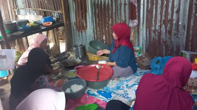 Warga Kampung Pasir Panjang berkumpul di dapur umum pada Kamis (28/9)