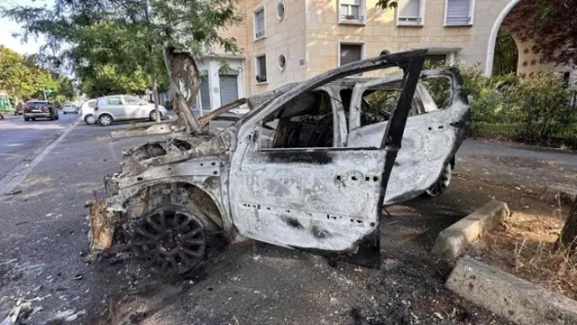 প্যারিসের উপশহরের রাস্তায় অনেক গাড়ি আগুনে জ্বালিয়ে দেয়া হয়েছে