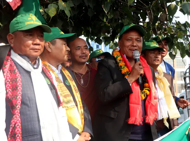 उज्यालो नेपाल पार्टीका प्रमुख कुलमान घिसिङ चुनावी सभालाई सम्बोधन गर्दै