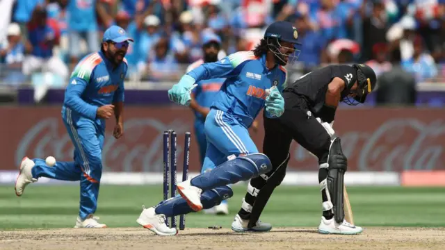 कुलदीपनं त्याच्या पहिल्याच चेंडूवर रचिनला बाद केलं. 