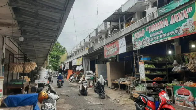 Deretan toko di Pasar Blambangan, tempat Siti Komariyah dulu berdagang.