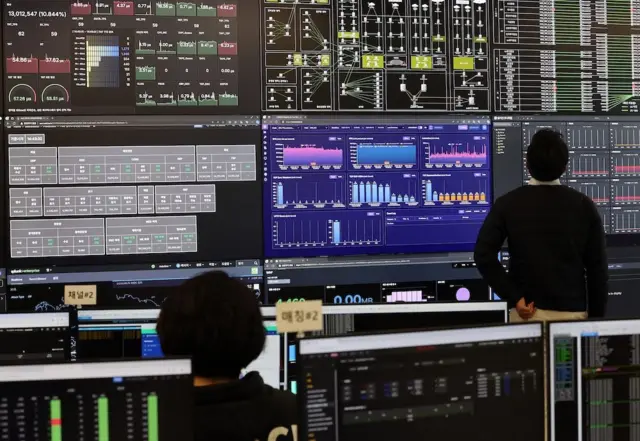 서울 여의도 넥스트레이드 상황실에서 직원들이 업무를 보고 있다