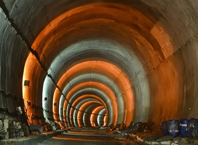 Un inmenso túnel de concreto