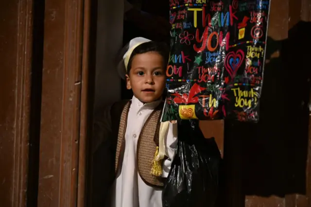 طفل يرتدي الزي التقليدي خلال احتفالات "القرقيعان" مساء الرابع عشر من شهر رمضان في البصرة بالعراق 2025