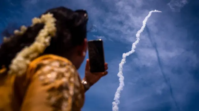 चंद्रयान 3 की लॉन्चिंग को देखते हुए एक महिला