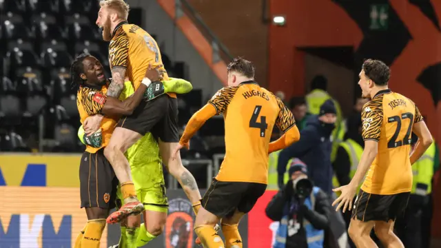 Hull City oyuncuları, FA Cup üçüncü turunda Blackburn Rovers karşısında penaltılarla gelen galibiyeti kutluyor.
