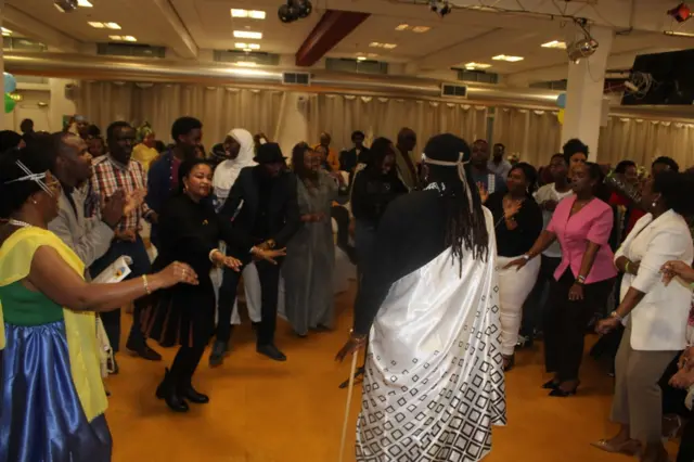 Abantu bariko baratamba mu kivunga