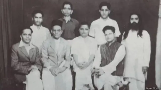 நானா ஆப்தே, தாமோதர் சாவர்க்கர், நத்துராம் கோட்சே, விஷ்ணுபந்த் கர்கரே(இடமிருந்து வலம் அமர்ந்திருப்பவர்கள்) திகம்பர் பட்கே, மதன்லால் பஹ்வா (வலதுபுறம் நிற்பவர்கள்). கோபால் கோட்சே, சங்கர் கிஸ்தய்யா (இடது புறம் நிற்பவர்கள்)
