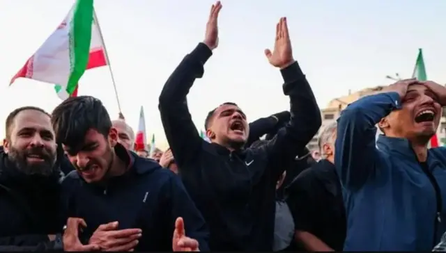 अयातुल्ला अली खामेनी यांच्या हत्येनंतर इराणच्या रस्त्यांवर लोक रडताना दिसले.