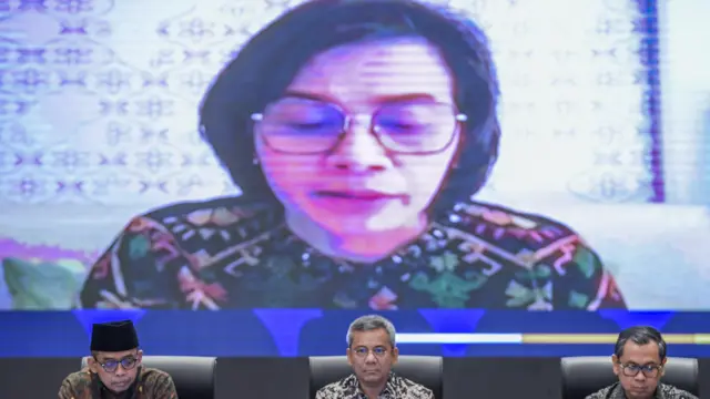 Menteri Keuangan Sri Mulyani menyampaikan keterangan pers secara daring saat rilis penanganan internal Kementerian Keuangan atas kasus Rafael Alun Trisambodo di Kantor Pusat Ditjen Pajak, Jakarta, Jumat (24/02)