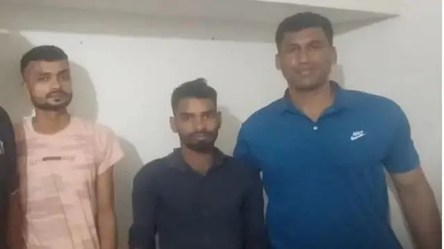 پولیس افسر کے ساتھ ملزمان وکی گپتا اور ساگر کمار پال