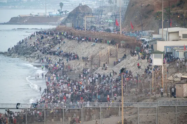 عشرات المهاجرين يحاولون عبور الحدود بين سبتة والمغرب في 31 يوليو/تموز عام  2026.