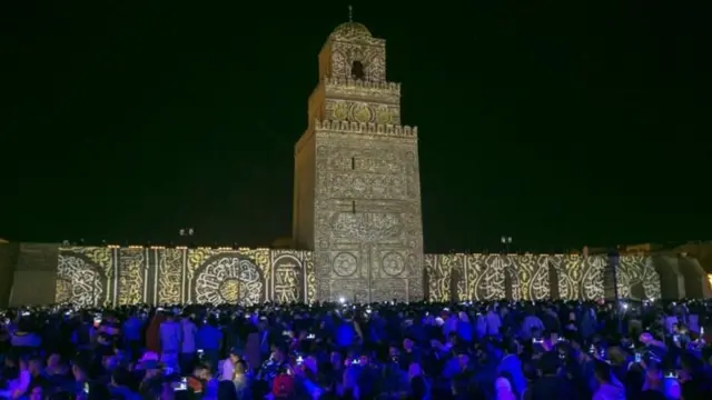 الاحتفال بالمولد النبوي في جامع عقبة ابن نافع في مدينة القيروان وسط تونس.