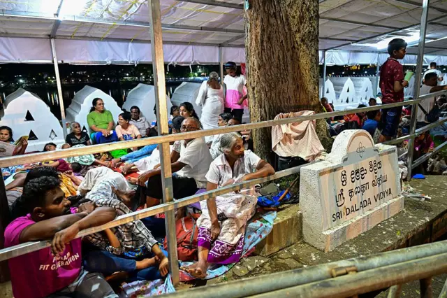 මෙවර දළදා ප්‍රදර්ශනය ඇරඹෙන දිනට පෙර දින සිට ම ඇතැම් ජනතාව මහනුවර ශ්‍රී දළදා මාලිගය වෙත පැමිණ සිටි බව දැකගත හැකි විය. ශ්‍රී දළදා මාලිගයේ මාධ්‍ය ඒකකය වෙත අදහස් දක්වමින් එලෙස පැමිණ සිටි ඇතැම් ජනතාව ප්‍රකාශ කළේ, මීට පෙර තමන් මෙලෙස දළදාව වැඳපුදා ගෙන නොමැති බව ත් පළමු වරට ඒ සඳහා මෙහි පැමිණි බව ත් ය.