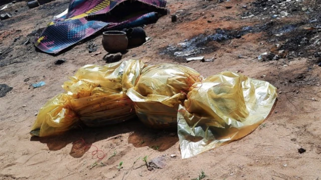 কিছু কিছু মরদেহ সড়কের পাশে দীর্ঘদিন ধরে পড়েছিল