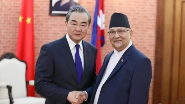 अघिल्लो पटक प्रधानमन्त्री हुँदा नेपाल आएका चिनियाँ विदेशमन्त्रीसँग भेटघाट गर्दै ओली