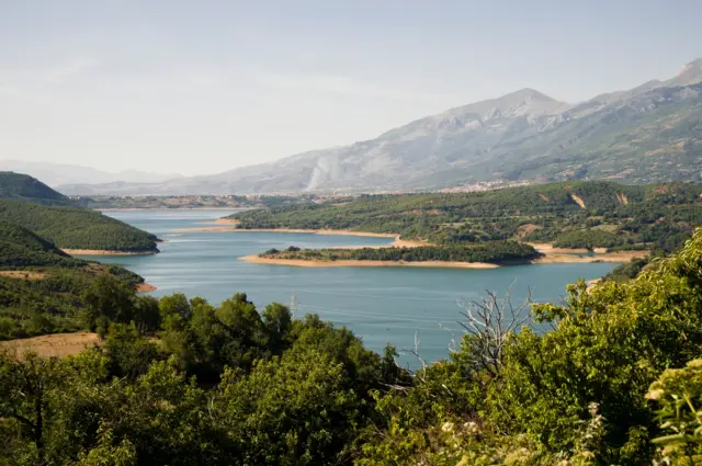 Foto pemandangan, Sungai Black Drin mengalir di antara pedesaan perbukitan di selatan kota Debar, di provinsi Barat Daya Republik Makedonia.