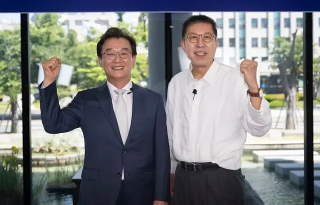 전재수 더불어민주당 부산시장 후보와 박형준 국민의힘 부산시장 후보가 18일 오전 부산 남구 국립부경대학교 대연캠퍼스 동원장보고관에서 열린 국제신문 주최 부산시장 후보 초청 토론회에 앞서 기념촬영을 하고 있다.