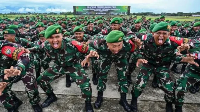 Ratusan prajurit TNI mengikuti seremoni militer di Aceh, Desember 2023. Mereka akan berangkat menuju Papua.
