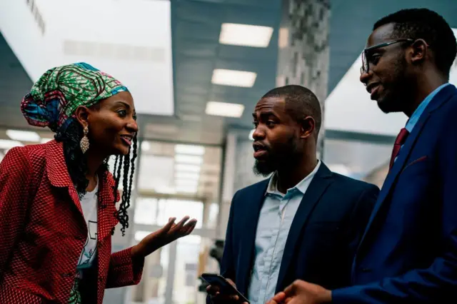 Des étudiants africains en discussion dans une université en Russie