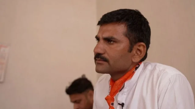 विपिन ने हमें एक कागज़ दिखाया जिसके दोनों तरफ़ 30 मतदाताओं के फ़ोटो, नाम और अन्य जानकारियां थीं. ये हर पार्टी वर्कर को दिया गया था. 