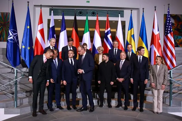 Зустріч у Берліні в рамках переговорів про мир в Україні 15 грудня 2025 року. Прем'єрка Італії Джорджіа Мелоні (крайня праворуч) поруч із переговірниками від президента США Трампа - його тестя Джареда Кушнера та спецпосланця Стівена Віткоффа