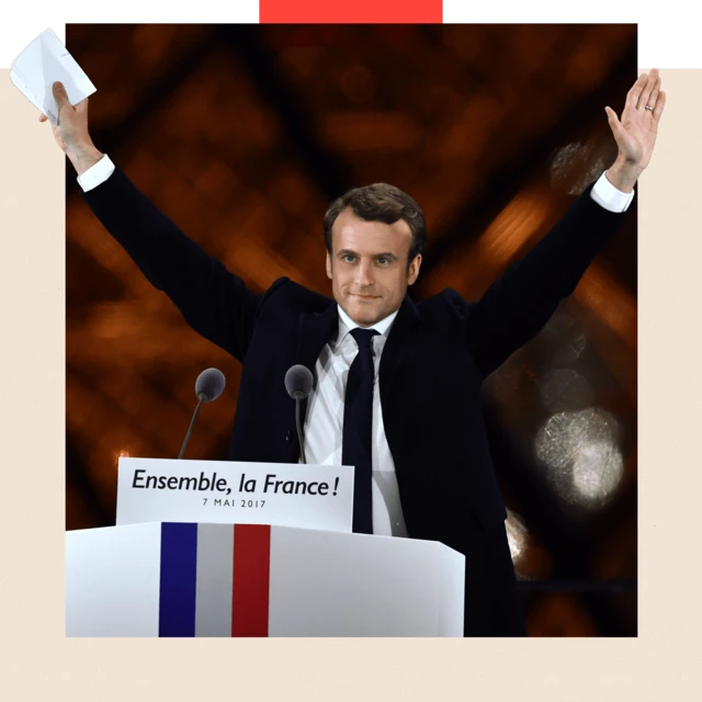 Emmanuel Macron alza los brazos tras ganar las elecciones de 2017.