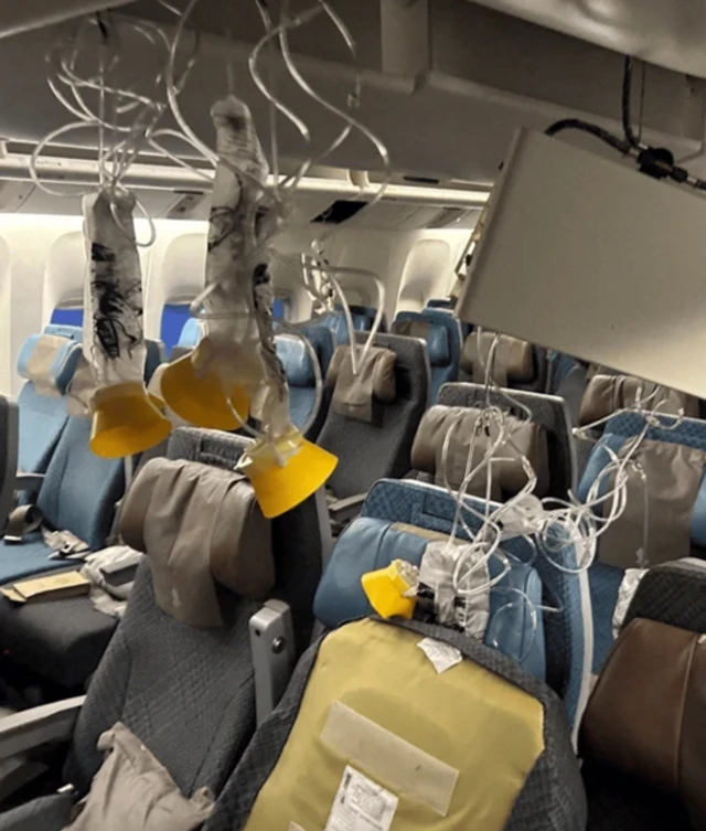 درون یک هواپیما که در اثر تلاطم بهم ریخته است