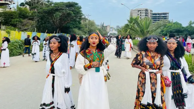 በዓሉን ከአዲስ ዓመት መቀበያ ወቅት ጋር ከመከበሩ አንጻር የበዓሉ መነሻ አዲስ ዓመት ነው የሚሉም አሉ። 