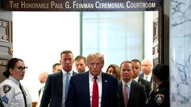 Donald Trump sai durante um intervalo do julgamento sobre fraude civil contra a Organização Trump, na Suprema Corte do Estado de Nova York