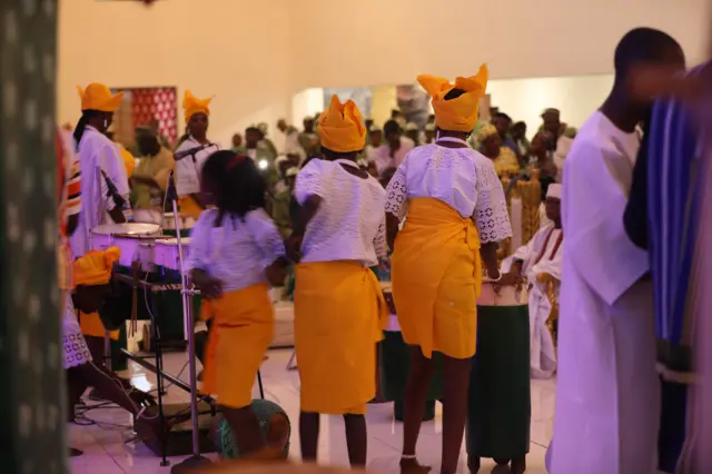 Awọn obinrin kan n jo si ilu nibi ajọdun ilu Ayangalu ni ile Ifẹ.