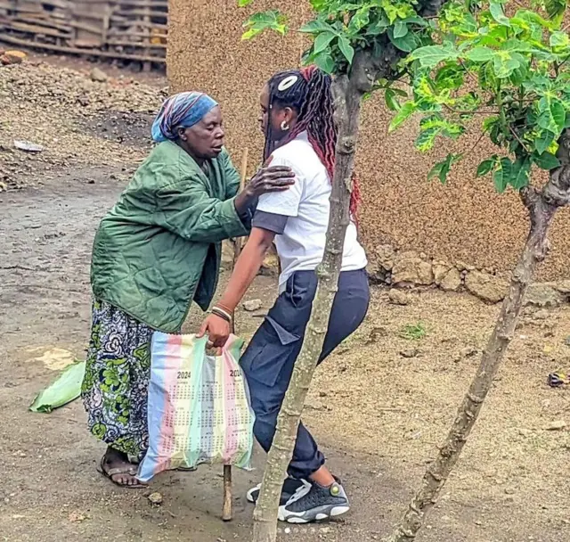 Fleurette yagiye gusura umwe mu bo afasha