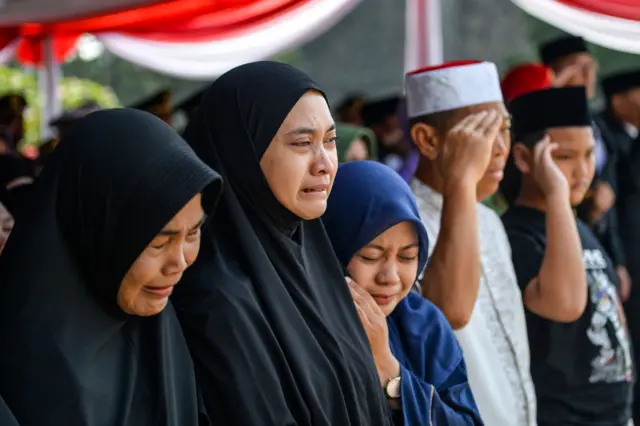 Anggota keluarga dari Mayor Infanteri (Anm) Zulmi Aditya Iskandar menangis saat pemakaman di Taman Makam Pahlawan (TMP) Cikutra, Bandung, Jawa Barat, Minggu (05/04). Mayor Inf (Anm) Zulmi Aditya Iskandar yang merupakan salah satu personel penjaga perdamaian (UNIFIL) yang gugur akibat tembakan artileri di wilayah Lebanon Selatan tersebut dimakamkan di TMP Cikutra secara militer.