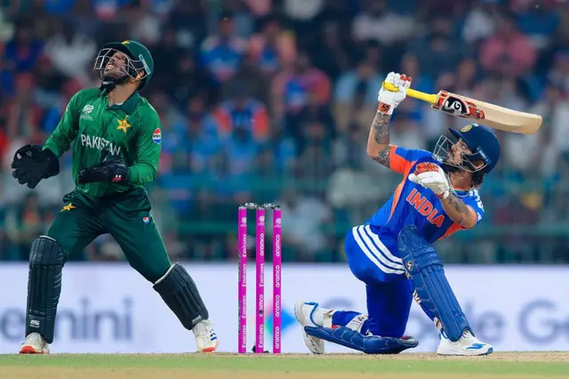 இந்திய அணியின் வெற்றியில் இஷான் கிஷனின் பேட்டிங் பெரும் தாக்கத்தை ஏற்படுத்தியது. அதிரடியாக விளையாடிய அவர், 40 பந்துகளில் 77 ரன்கள் எடுத்து ஆட்டமிழந்தார்.