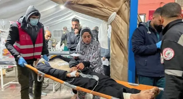 रफ़ाह के एक अस्पताल में लाया गया मरीज
