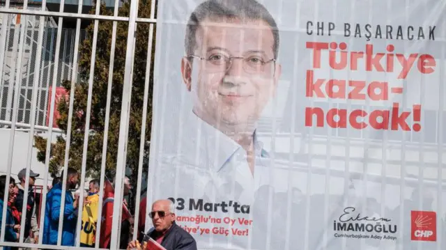 तुर्की की रिपब्लिकन पीपुल्स पार्टी (सीएचपी) के बैनर में इस्तांबुल के मेयर इकरम इमामोअलू