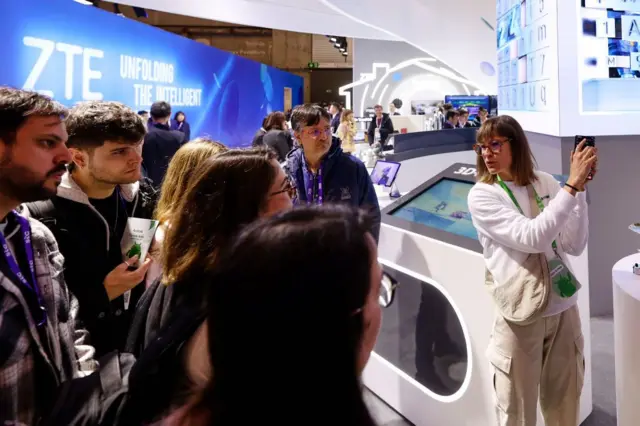 تشرح إحدى مرافقات Google Android ميزات الذكاء الاصطناعي الجديدة التي طورتها Google لمساعدي الكونجرس في المؤتمر العالمي للهاتف المتنقل (الموبايل) 2024 في برشلونة، إسبانيا، في 2 أبريل/نيسان 2024.