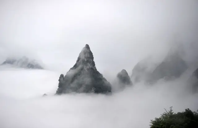 যেন পৃথিবী আর 'স্বর্গ'কে জুড়েছে এই প্রস্তর-স্তম্ভ